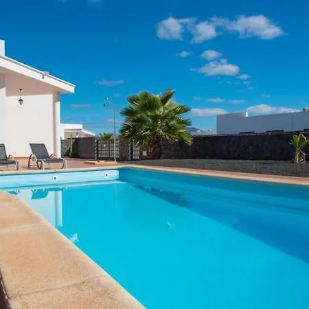 Playa Blanca Sleeps 4 Pool Wifi Appartement