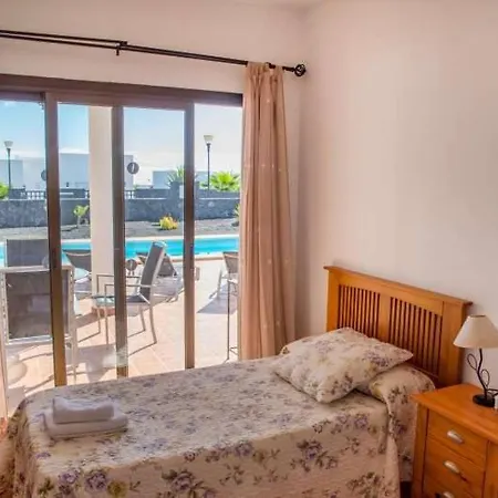 Playa Blanca Sleeps 4 Pool Wifi Appartement *